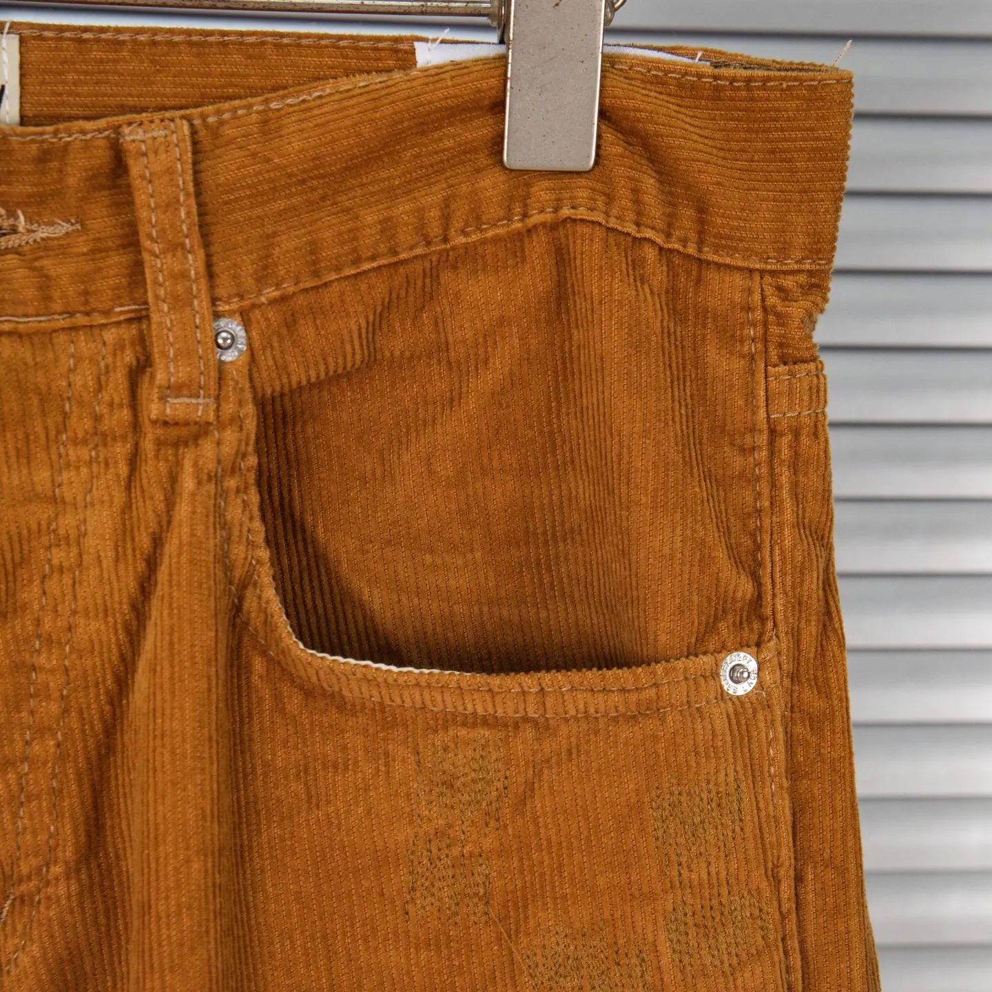 P240 Chrome Hearts Gallery 2025 corduroy spliced ​​multi-pocket couple bootcut jeans are a hot trend this season and are sought after by countless celebrities and fashionistas. The neat details of the cutting process add color to the playful fashion! The neat and meticulous design, and the well-fitting structure is unique. The upper body not only has outstanding recognition, but also looks younger and younger. A style with the ultimate wearing meaning and performance, gorgeous color matching, and the craftsmanship of this style is also extremely extraordinary. After the finished product is washed, it is disassembled and hand-made with sheepskin cross leather and then spliced ​​together to complete. The whole piece has too many craftsmanship to describe. It is decorated with patchwork cross flowers and high-waisted washed jeans! ! Absolutely high-end luxury product, a god-level single product, a super popular product, made by top heavy industry, a magic weapon that cannot be missed to hit the streets. Style number: 1847 Size: 28 30 32 34 36 Color: yellow